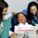 Hugo Chávez with his daughters, holding a copy of Granma.